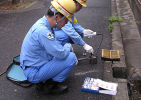 PH計を用い工場からの排水簡易試験作業