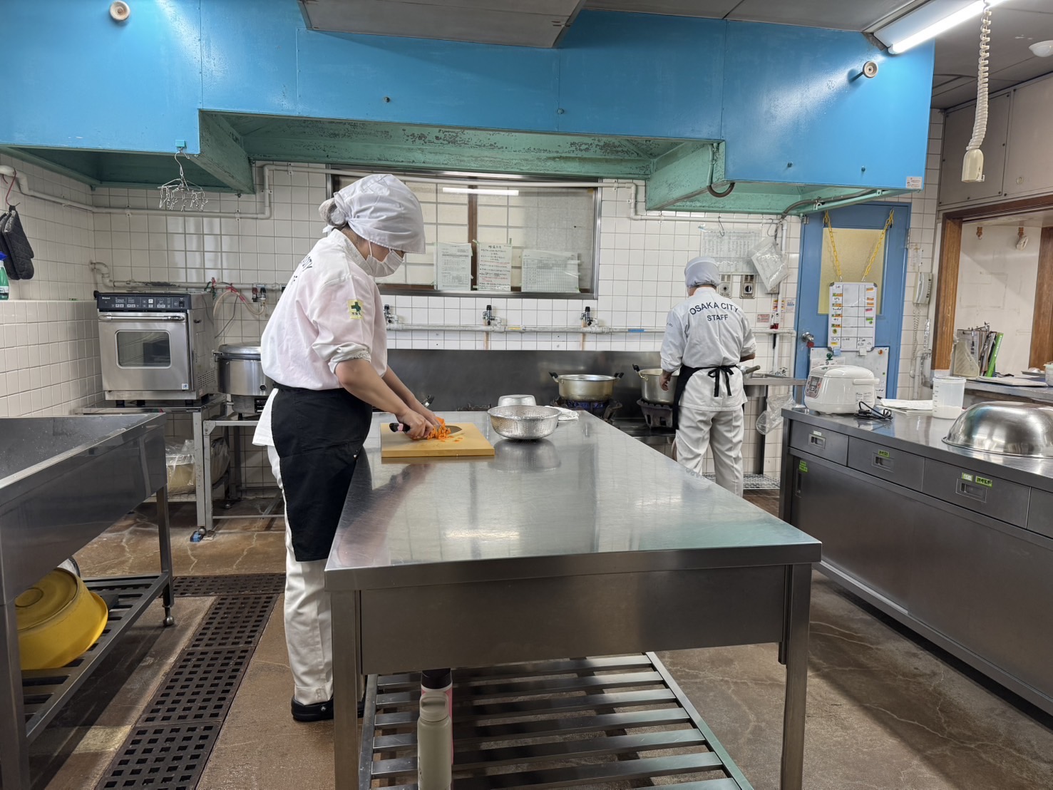 保育所の乳幼児に昼食やおやつを提供。